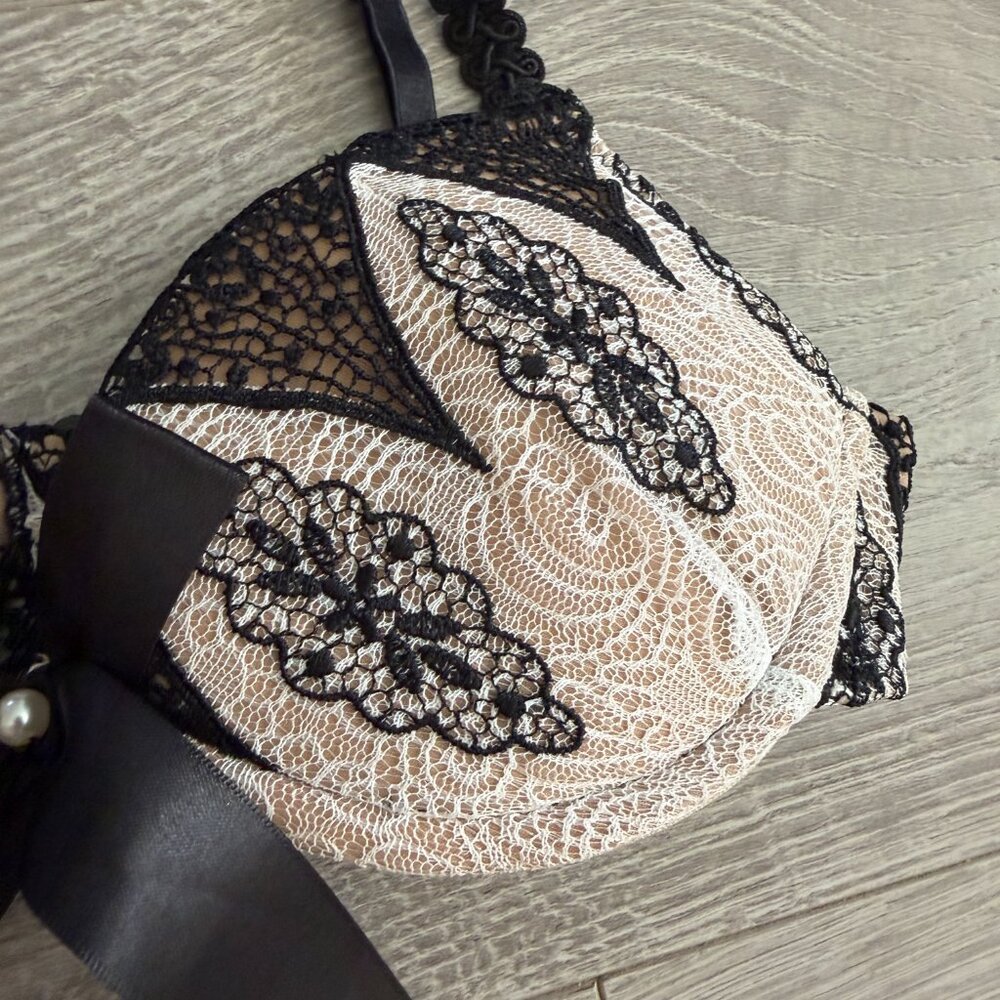 Beach Bunny Lace Bikini Top Black Nude Bow Detail XS - Picture 3 of 7